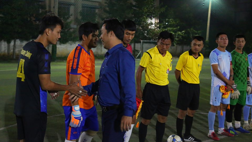 Ông Huỳnh Tấn Bảo - Trưởng ban tổ chức Giải bắt tay động viên 2 đội trước trận chung kết
