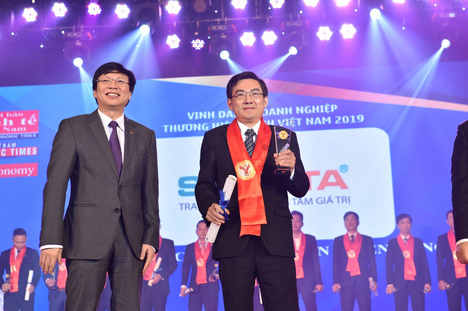 Ông Nguyễn Tiến Dũng – Tổng Giám đốc Công ty quản lý bất động sản SAVISTA nhận giải “Thương hiệu mạnh Việt Nam năm 2018”