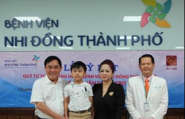 Quỹ từ thiện Hằng Hữu và Bệnh viện Nhi đồng TP.HCM ký thỏa thuận và tài trợ cứu chữa cho trẻ em nghèo bị bệnh tim và não úng thủy.
