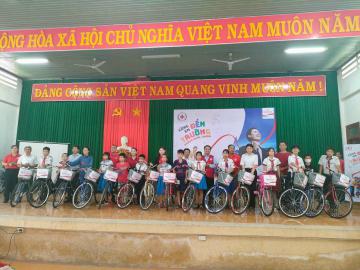 Quảng Ngãi: Trao tặng 67 xe đạp cho học sinh khó khăn