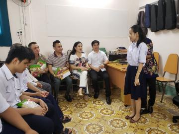 CLB Doanh Nhân Việt Nam thăm hỏi và trao quà cho học sinh trường Nguyễn Đình Chiểu