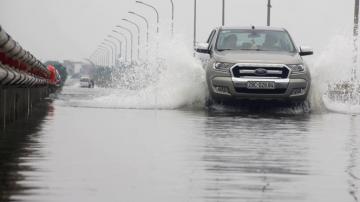 Thuỷ điện Hoà Bình xả lũ, đường ngoại thành Hà Nội ngập hơn nửa mét nước